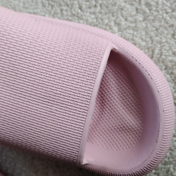 Joomra women's pink puffy slides. Mint condition. Size 11 - Picture 2 of 9